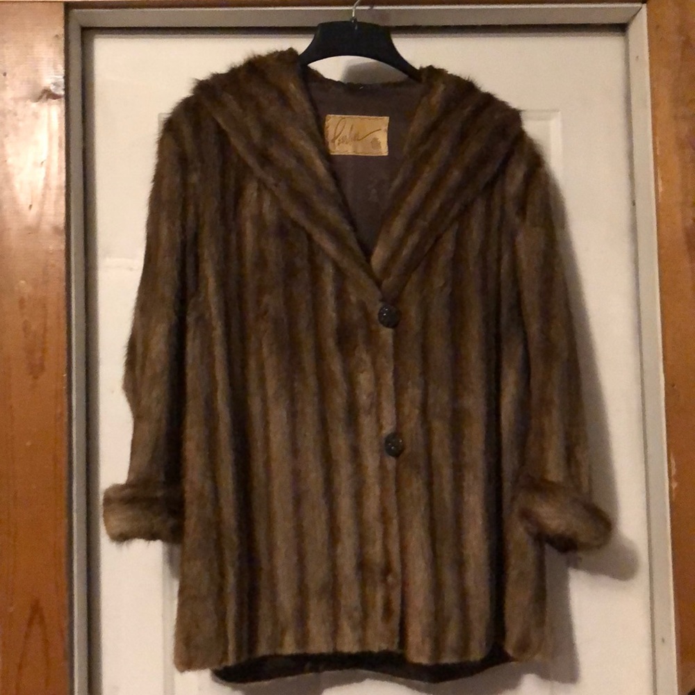 Peerless mink coat large. Great buttons, 1 pocket.